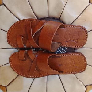 Unisex Moroccan Leather Sandals, Brown Handmade Leather Slides, Toe Loop Sandals, Boho Summer Shoes, Moroccan Artisan Footwear