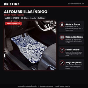 Puede incluir: Un juego de dos alfombrillas para coche con un patrón floral y geométrico azul y blanco de inspiración japonesa. Las alfombrillas son de caucho y poliéster, miden 66 por 43 cm. El texto DRIFTINK, ALFOMBRILLAS ÍNDIGO y JUEGO DE 2 PIEZAS es visible.