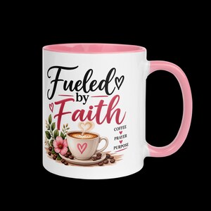 Taza de cerámica blanca con diseño cristiano "Impulsado por la fe" y color en el interior.