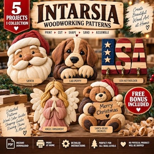 Op de afbeelding: Een verzameling van vijf intarsia houtbewerkingspatronen met een kerstmangezicht, een puppy, een USA vlag sleutelhanger, een engelornament en een teddybeer met een Merry Christmas bordje, inclusief labels voor elk ontwerp.