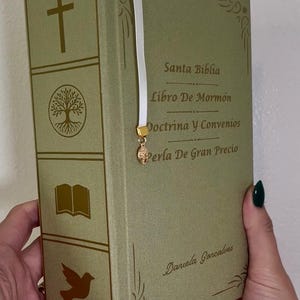 Kies een willekeurige kleur voor de omslag van dit boek met Spaanse Bijbelteksten.