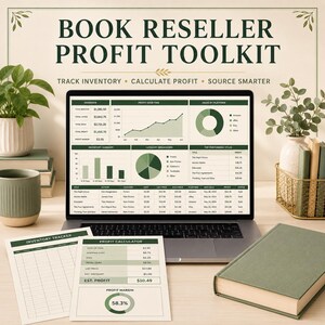 Op de afbeelding: Een laptop met een Book Reseller Profit Toolkit dashboard met grafieken en tabellen, vergezeld van geprinte inventaris- en winstberekeningsbladen, een groen boek en twee potplanten op een bureau met een lichte achtergrond.