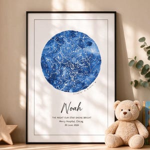 Peut inclure: Une affiche encadrée représentant un ciel nocturne bleu de style aquarelle avec des constellations d'étoiles blanches. Sous le cercle, le texte indique Noah, THE NIGHT OUR STAR SHONE BRIGHT, Mercy Hospital, Chicag, et 20 juin 2026.