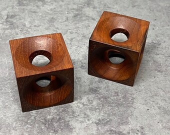 Deux bougeoirs E.H. Denmark Teak Cube