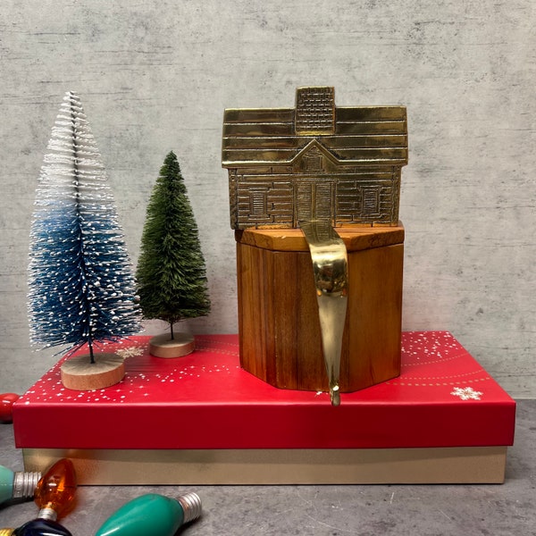 Vogelzang Brass Log Cabin Stocking Holder