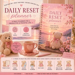 以下が含まれることがあります： 夕暮れの風景、テディベア、桜が描かれた表紙のリング綴じデイリーリセットプランナー。日々のタスク、習慣トラッカー、振り返りのためのセクションが含まれており、ピンクのマグカップとペンが添えられています。