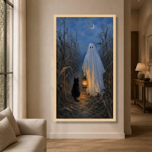 Peut inclure: Une impression d'art mural verticale encadrée représentant un fantôme blanc drapé dans un drap marchant dans un champ de maïs sombre la nuit. Le fantôme tient une lanterne orange brillante et un chat noir est assis sur le chemin sous un croissant de lune.