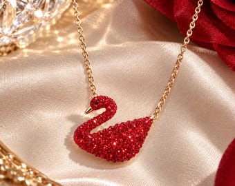 Collana con cigno rosso Swarovski, ciondolo a forma di cigno in cristallo rosso, collana in oro rosa, gioiello romantico, regalo di San Valentino o anniversario per lei