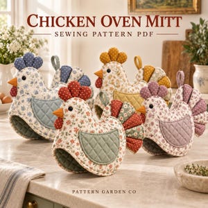 Może przedstawiać: Cztery rękawice kuchenne w kształcie kurczaka z tkanin w kwiaty i kropki z pikowanymi skrzydłami. Tekst głosi CHICKEN OVEN MITT SEWING PATTERN PDF oraz PATTERN GARDEN CO. Każda rękawica ma grzebień, dzwonki i pętelkę do zawieszenia.