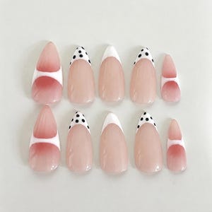 Roze French tip plaknagels met stippen