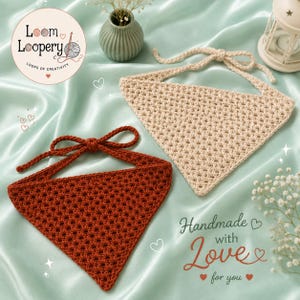 Puede incluir: Dos bandanas triangulares de ganchillo, una en color beige sólido y otra en color naranja óxido sólido. Cada bandana presenta un patrón de puntos texturizado y lazos largos de ganchillo en las esquinas superiores para sujetarlas.