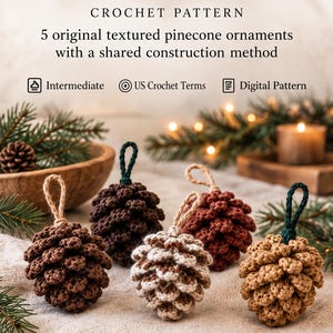 Könnte beinhalten: Eine digitale Häkelanleitung für fünf strukturierte Tannenzapfen-Ornamente mit dem Titel Woodland Pinecone Ornament Collection von YarnBloomGifts. Das Bild zeigt fünf gehäkelte Tannenzapfen in Braun-, Beige- und Cremetönen mit Schlaufen.