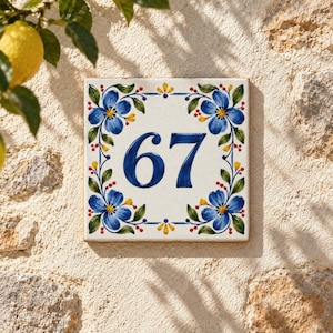 Op maat gemaakte Italiaanse huisnummertegel, handgeschilderd met blauwe bloemen, mediterrane keramische plaquette, voor buiten
