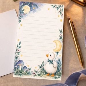 Puede incluir: Una hoja de papel de carta rayado con una ilustración en acuarela de un pato blanco con pajarita azul, sosteniendo un globo de luna creciente amarilla, rodeado de setas azules, follaje verde y pequeñas estrellas amarillas en un cielo nocturno.