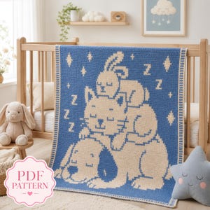 Puede incluir: Una manta de ganchillo azul y crema con un patrón de un perro, un gato y un conejo durmiendo apilados, junto con símbolos Z y estrellas. La manta tiene un borde decorativo y se presenta como un patrón PDF con una etiqueta rosa en la esquina.