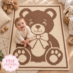 Puede incluir: Una manta rectangular de ganchillo con un diseño de un oso grande de color marrón sobre un fondo crema. El oso tiene una pajarita prominente y huellas en los pies. La manta está bordeada por una línea marrón oscuro. Una etiqueta rosa dice PDF PATTERN.