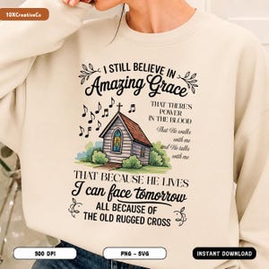 Può includere: Una felpa girocollo color crema con la grafica di una piccola chiesa con una croce, note musicali e il testo: I STILL BELIEVE IN AMAZING GRACE, THAT THERE'S POWER IN THE BLOOD, THAT HE WALKS WITH ME AND HE TALKS WITH ME, THAT BECAUSE HE LIVES I CAN FACE TOMORROW, ALL BECAUSE OF THE OLD RUGGED CROSS.