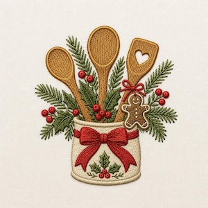 Peut inclure: Un motif de broderie représentant un pot crème orné d'un nœud rouge et de feuilles de houx. À l'intérieur se trouvent deux cuillères en bois et une spatule ajourée, entourées de branches de pin vertes, de baies rouges et d'un biscuit bonhomme.