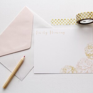 Conjunto de tarjetas planas de papelería personal de Peonies