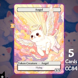 Op de afbeelding: Een rechthoekige ruilkaart met een witte kat met gevederde vleugels en een gouden halo, vliegend door pastelroze en gele wolken. De kaart toont de tekst Angel, Token Creature - Angel, Flying, 3/3, 5 Cards, en CC84.