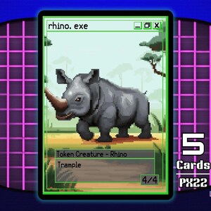 Peut inclure: Une carte à collectionner rectangulaire présentant un pixel art de rhinocéros gris dans une savane. La carte a une bordure verte, un en-tête en forme de fenêtre intitulé rhino.exe, et des zones de texte indiquant Token Creature - Rhino, Trample, 4/4.