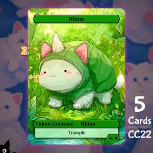 Peut inclure: Une carte à collectionner rectangulaire représentant un chat blanc portant une cape à capuche verte avec une corne unique sur le dessus. La carte est intitulée Rhino en haut et Token Creature - Rhino en bas, avec le texte Trample et 4/4.