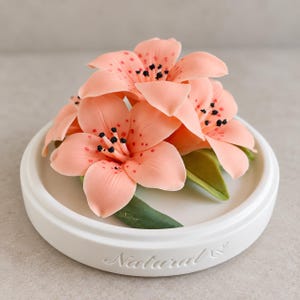 手作りのピンクのユリの陶器彫刻、台座付きの永遠の磁器の花、ボタニカルなホームデコレーション、彼女への結婚祝い