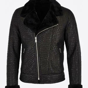 Könnte beinhalten: Eine schwarze Jacke mit texturiertem Krokodilleder-Muster, ausgestattet mit einem breiten Kragen aus schwarzem Kunstfell, langen Ärmeln mit Kunstfellbündchen und einem silberfarbenen Metallreißverschluss, der diagonal über die Vorderseite verläuft.