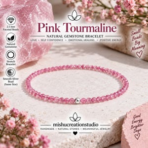 Könnte beinhalten: Ein elastisches Armband mit 2,5 mm facettierten rosa Turmalinperlen und einer einzelnen glatten Silberperle. Der Text auf dem Bild lautet Pink Tourmaline, Natural Gemstone Bracelet, Love, Self Confidence, Emotional Healing, Positive Energy, Small Beads Big Meaning, Good Energy Brighter Days und mishucreationstudio.