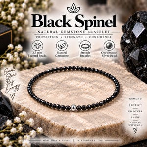 Op de afbeelding: Een armband van natuurlijke zwarte spinel met 2,5 mm gefacetteerde kralen en één gladde zilveren kraal. De stretcharmband wordt gepresenteerd met tekst waaronder Black Spinel, Natural Gemstone Bracelet en Small Stone Big Energy.