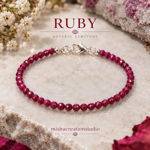 Puede incluir: Una pulsera hecha de pequeñas piedras preciosas de rubí facetadas de color rosa intenso dispuestas en un patrón circular. La pieza cuenta con un cierre de langosta de metal plateado y pequeñas cuentas plateadas. El texto dice RUBY NATURAL GEMSTONE y mishucreationstudio.