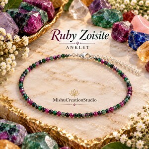 Op de afbeelding: Een enkelbandje met kleine, gefacetteerde robijn-zoisiet kralen in tinten donkergroen en magenta. Het sieraad is voorzien van een zilverkleurige karabijnsluiting en een verstelbare verlengketting. Tekst: Ruby Zoisite ANKLET en MishuCreationStudio.