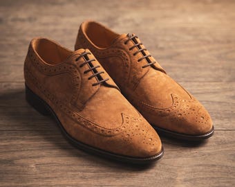 Scarpe Derby da uomo in camoscio marrone chiaro, modello Wingtip Brogue, fatte a mano, per matrimoni, occasioni formali e ufficio, calzature eleganti personalizzate.