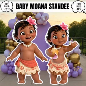 Peut inclure: Deux silhouettes de bébé Moana, 91 cm de haut, représentant le personnage avec des cheveux noirs, une fleur rose, un collier de coquillages et une jupe à motifs. L'une se tient debout, l'autre fait signe en tenant un coquillage. Texte : BABY MOANA STANDEE.