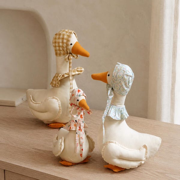 Figura de ganso campestre hecha a mano, muñeca de tela estilo cottagecore, decoración rústica para estantes.