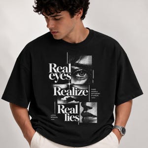 Puede incluir: Una camiseta negra de manga corta con un estampado gráfico blanco con el texto Real eyes, Realize, Real lies, Look deeper y Same people different stories, junto a segmentos fotográficos en blanco y negro de un ojo y unos labios.