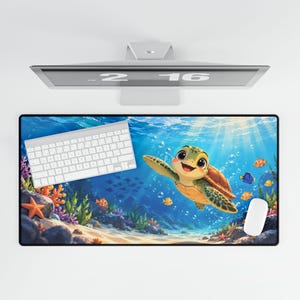 Puede incluir: Una alfombrilla de escritorio rectangular con una vibrante escena submarina que muestra una tortuga marina sonriente nadando entre corales coloridos, rocas y pequeños peces tropicales. La alfombrilla está bajo un teclado y un ratón blancos.