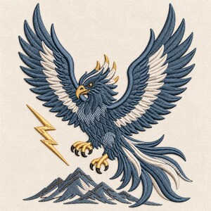 Può includere: Una toppa ricamata raffigurante un'aquila blu scuro e bianca con becco e artigli dorati, ali spiegate, che vola sopra cime montuose blu. Un fulmine dorato è posizionato a sinistra dell'aquila su un tessuto color crema.