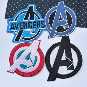 Puede incluir: Cuatro parches de tela bordados con el logotipo de los Vengadores. Un parche es azul con el texto negro THE AVENGERS. Otro es un logotipo A azul y negro. Un tercero es un diseño de escudo rojo, blanco y azul con una A. El cuarto es blanco y negro.