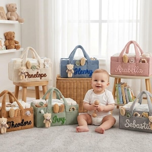 Puede incluir: Seis organizadores de pañales rectangulares de tela en beige, azul, rosa, marrón, verde y gris, cada uno con un osito de peluche, artículos para bebé y un nombre bordado en el frente: Penelope, Henry, Arabella, Theodore, Ivy y Sebastian.