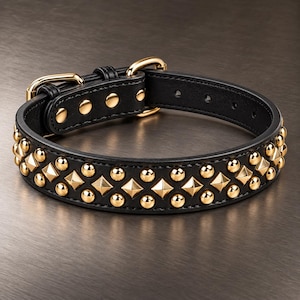 Puede incluir: Un collar negro con un patrón repetitivo de tachuelas metálicas doradas y puntas en forma de pirámide. El collar incluye una hebilla de metal dorado y una trabilla a juego para el ajuste, con una serie de agujeros preperforados en la correa.