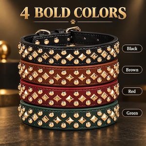 Puede incluir: Una pila de cuatro collares para mascotas en negro, marrón, rojo y verde. Cada collar presenta herrajes de metal dorado, una hebilla y una serie de tachuelas piramidales flanqueadas por tachuelas redondas más pequeñas. El texto 4 BOLD COLORS es visible.