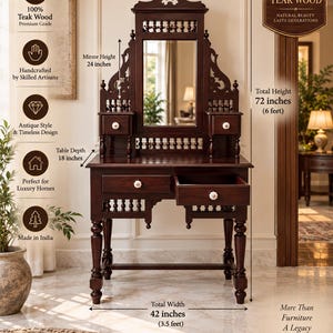 Puede incluir: Un tocador de madera de teca marrón oscuro con un espejo rectangular, dos cajones superiores pequeños y dos cajones inferiores más grandes con pomos blancos. El tocador mide 183 cm de altura total, 107 cm de ancho y 46 cm de profundidad.