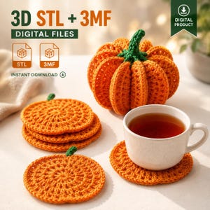 Könnte beinhalten: Ein digitales Produkt mit 3D-STL- und 3MF-Dateien, bestehend aus einem gehäkelten orangefarbenen Kürbis mit grünem Stiel, einem Stapel aus drei runden kürbisförmigen Untersetzern und einem einzelnen Untersetzer mit einer weißen Teetasse.