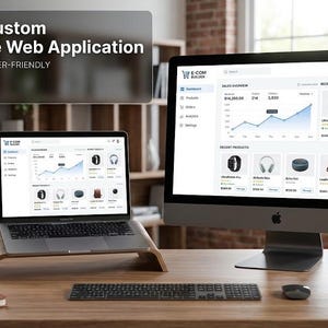 Pu&ograve; includere: Un portatile su un supporto in legno e un monitor desktop che mostrano un'interfaccia di dashboard e-commerce. Un riquadro di testo riporta Build Your Custom E-Commerce Web Application, Scalable, Secure, User-Friendly, Start Your Project.