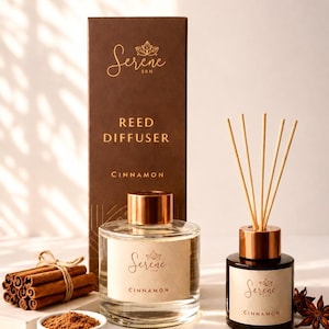 Può includere: Una scatola rettangolare marrone con l'etichetta Serene Reed Diffuser Cinnamon, un flacone in vetro trasparente con tappo in rame e un flacone in vetro ambrato scuro con bastoncini in legno. Include una ciotola di cannella in polvere, stecche e anice stellato.
