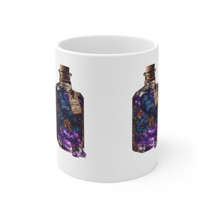 Puede incluir: Una taza de cerámica blanca con dos ilustraciones idénticas de una botella de vidrio llena de un líquido morado brillante, un cuervo negro y flores naranjas. Una pequeña etiqueta en el cuello de la botella muestra el texto Elixir Memorial y un ojo.