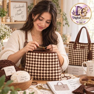 Könnte beinhalten: Eine braun-cremefarbene Häkeltasche mit Hahnentrittmuster, passenden Henkeln und Quaste, begleitet von Knäueln aus Premium-Baumwollgarn, einer Häkelnadel und einem Musterbuch mit dem gleichen Taschendesign und dem Text Same Stitches Brighter Days.