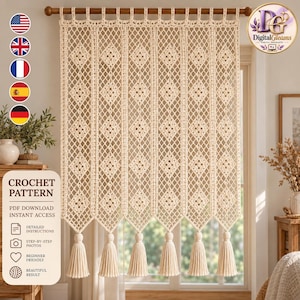Op de afbeelding: Een crèmekleurig gehaakt gordijn met een herhalend ruitpatroon, verticale kolommen en zes decoratieve kwastjes aan de onderkant. Het gordijn hangt aan een houten roede met lussen en heeft een gedetailleerd, opengewerkt textielontwerp.