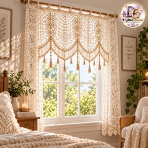 Può includere: Una tenda da finestra all'uncinetto color crema caratterizzata da un intricato motivo in pizzo con un bordo inferiore smerlato e nappe pendenti. La tenda è appesa a un bastone di legno e copre una finestra con un design traforato.